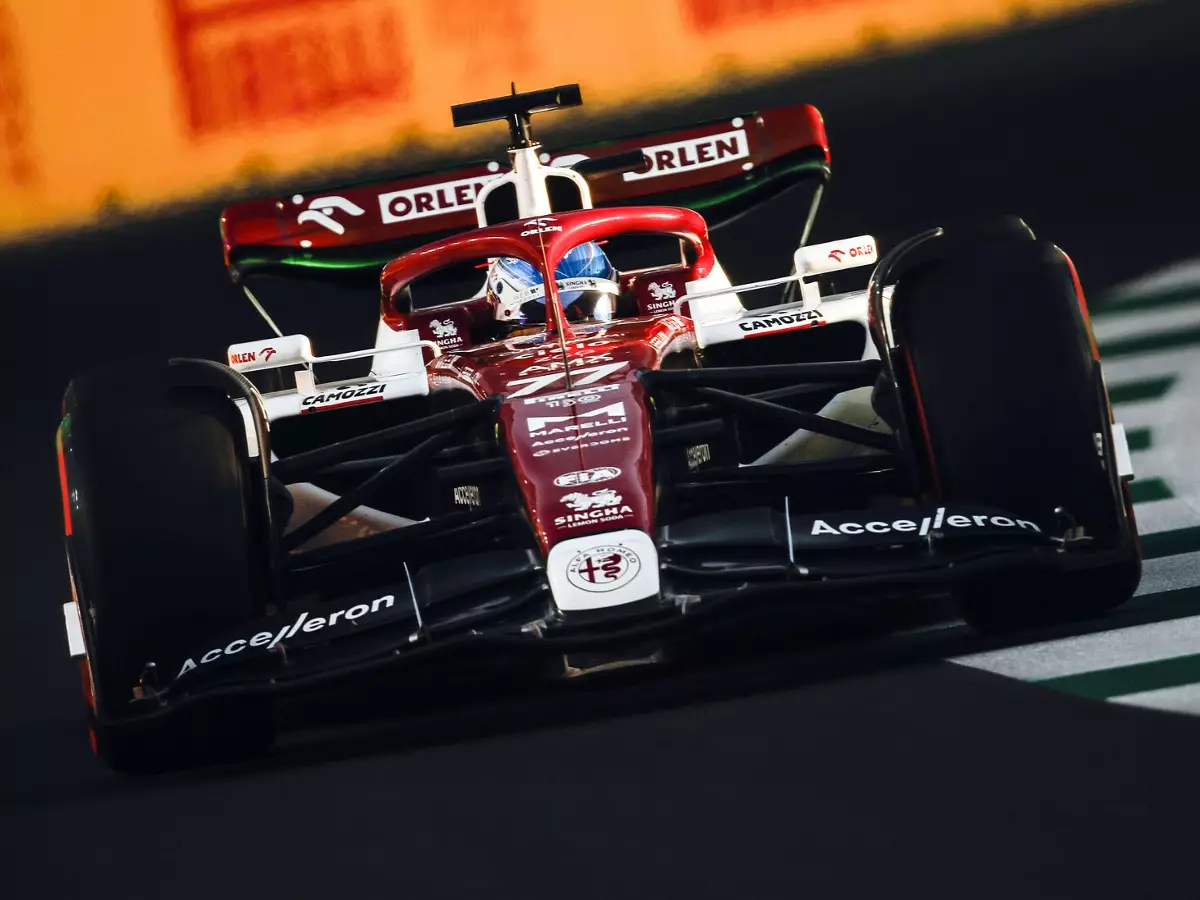 Valtteri Bottas im Alfa Romeo C42 in der Formel-1-Saison 2022 in Dschidda Foto zur News: Alfa Romeo: Valtteri Bottas erklärt technische Probleme am Start