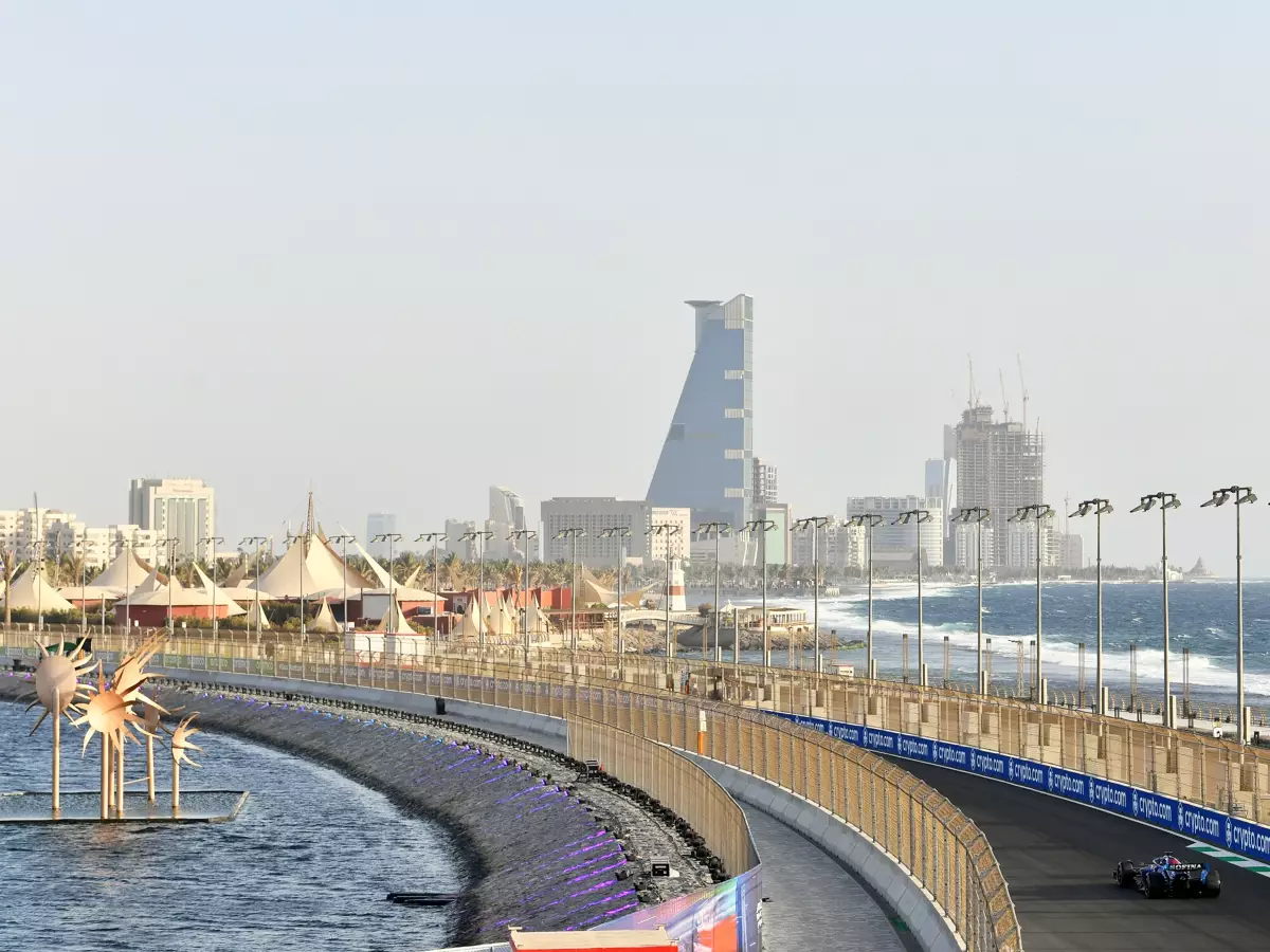 Alexander Albon im Williams FW44 in Dschidda in Saudi-Arabien 2022 Foto zur News: Formel-1-Zukunft von Saudi-Arabien: "Es wird Diskussionen geben"