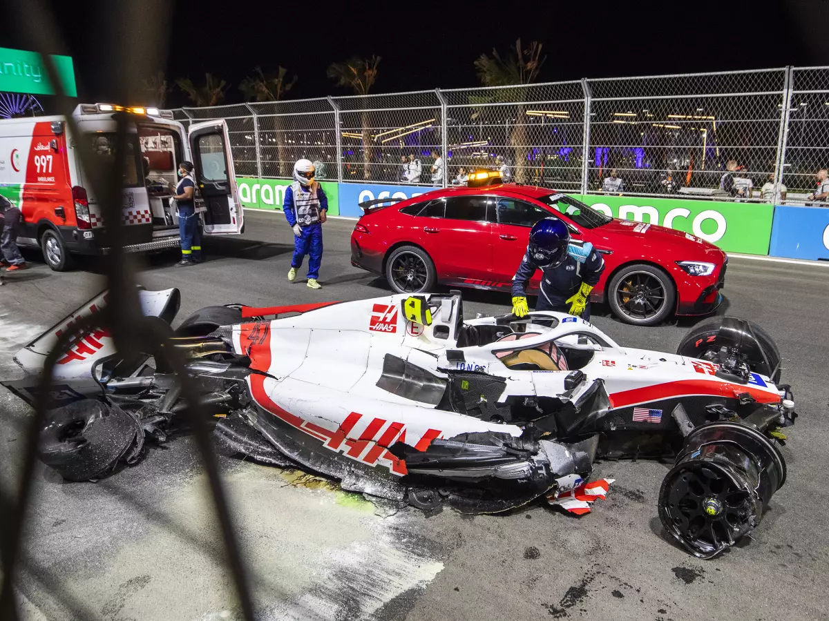 Der zertrümmerte Bolide von Mick Schumacher (Haas) im Qualifying der Formel 1 in Saudi-Arabien Foto zur News: Raketenangriffe und schwere Unfälle: Fahrer wollen über Saudi-Zukunft reden