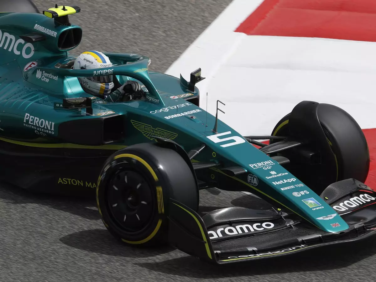 Sebastian Vettel im Aston Martin AMR22 bei den Formel-1-Wintertests 2022 in Bahrain Foto zur News: Bestätigt: Aston Martin plant ab Melbourne wieder mit Sebastian Vettel