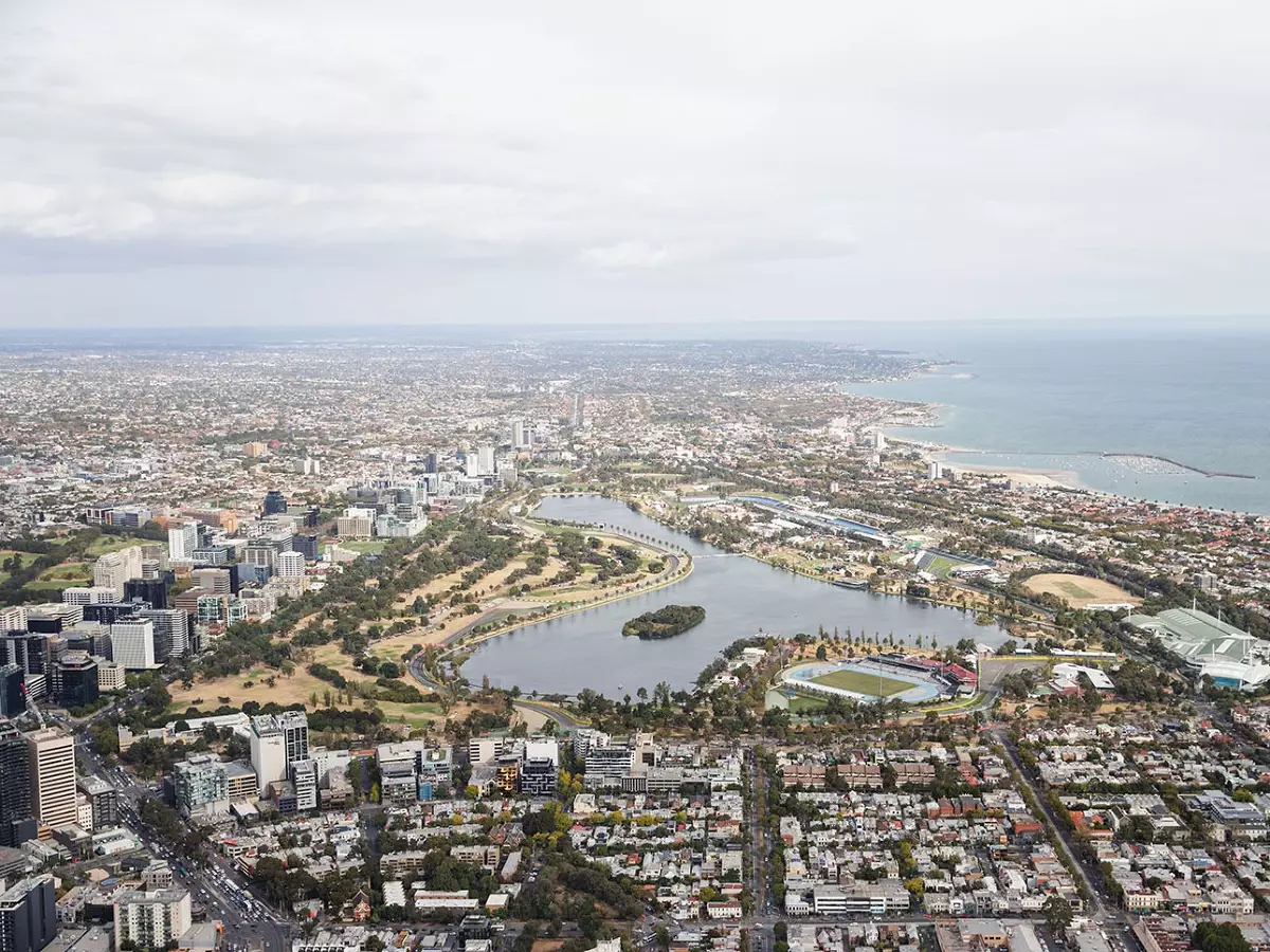 Albert Park Circuit, Panorama, Luftaufnahme Foto zur News: Rettungsmission: Frachtlieferung für Formel-1-Teams in letzter Sekunde!