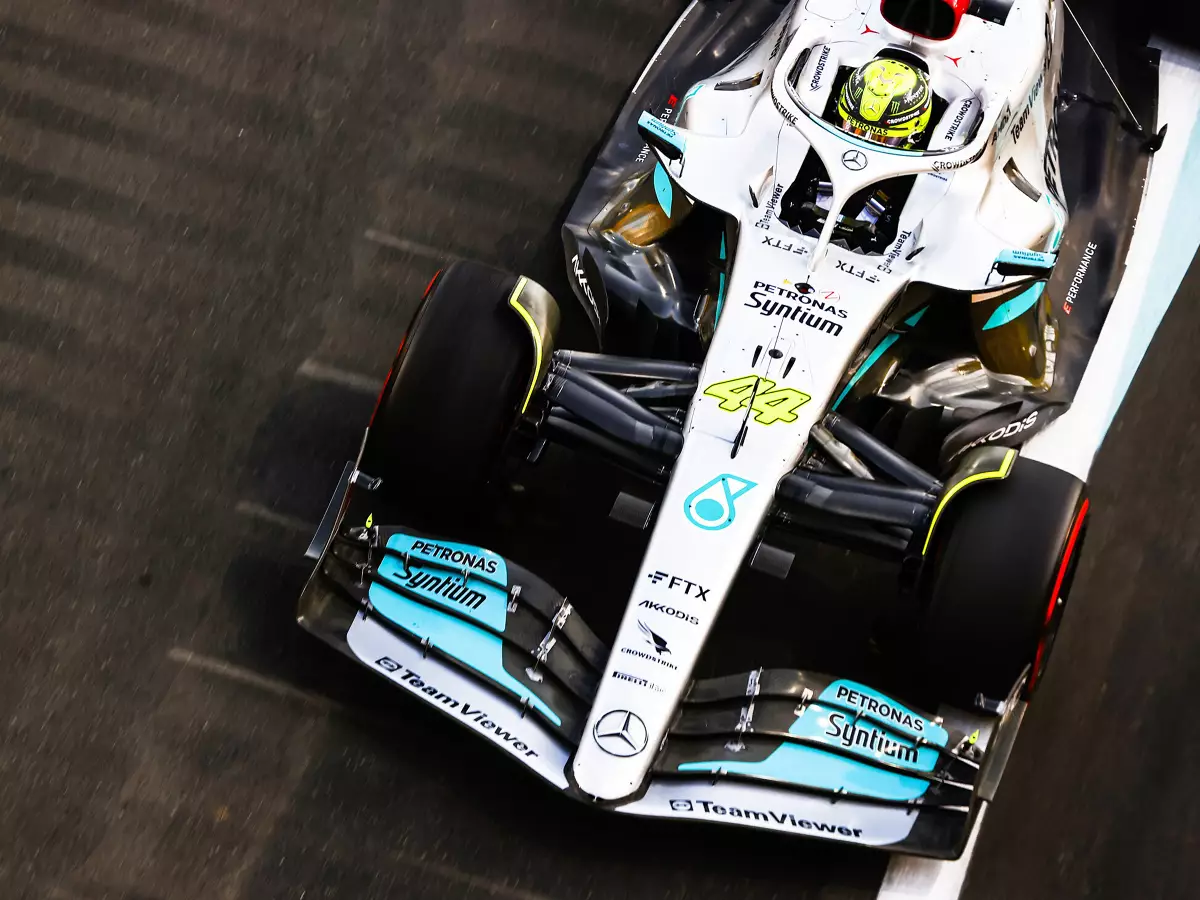 Lewis Hamilton (Mercedes) im Training zum Formel-1-Rennen in Saudi-Arabien Foto zur News: Lewis Hamilton: Mit dem iPad am Design der Startnummer gebastelt