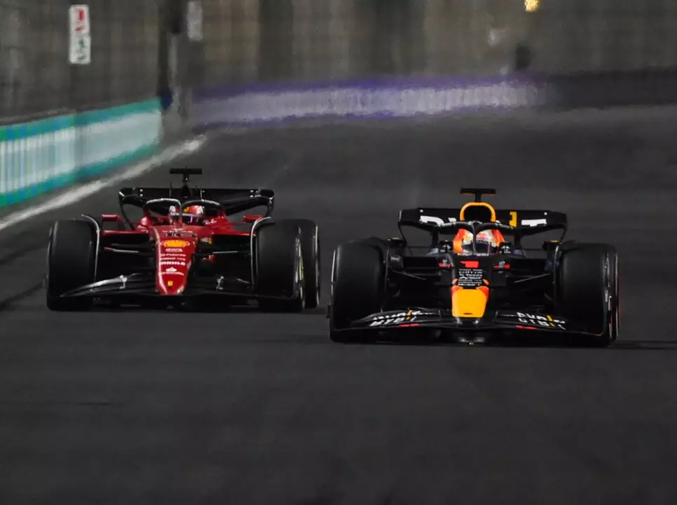 Max Verstappen im Duell mit Charles Leclerc beim Formel-1-Rennen in Dschidda 2022 Foto zur News: Überholrekorde in der Formel 1