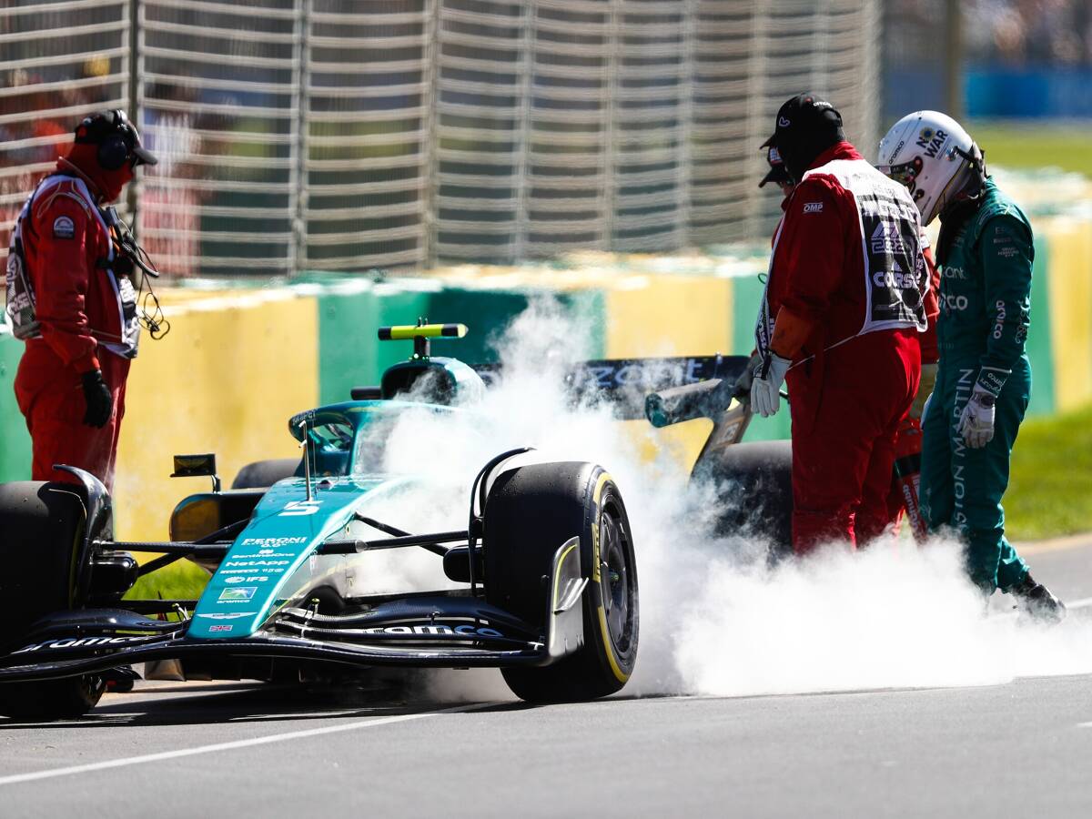 Foto zur News: F1-Training Melbourne: Vettels Aston raucht gleich bei Rückkehr ab!