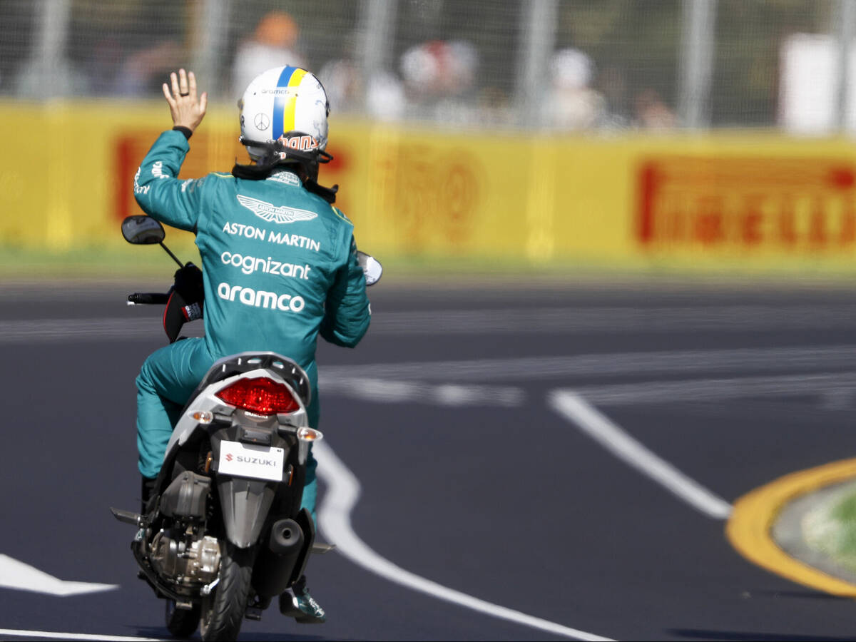 Foto zur News: FIA bestraft Sebastian Vettel nach unerlaubter Scooterfahrt