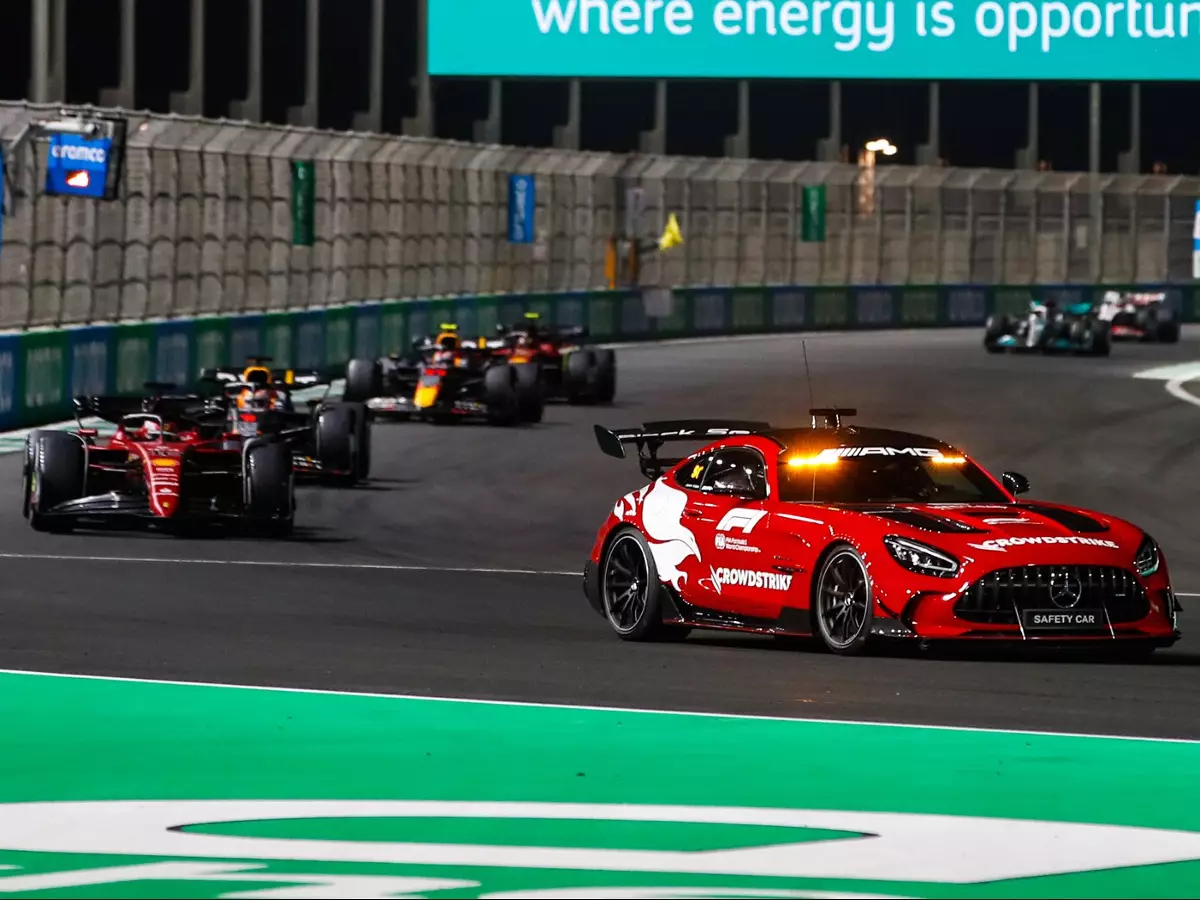 Das Safety-Car führt beim Formel-1-Rennen in Dschidda 2022 das Feld an Foto zur News: Für mehr Sicherheit: FIA präzisiert Restart-Regeln in Formel 1