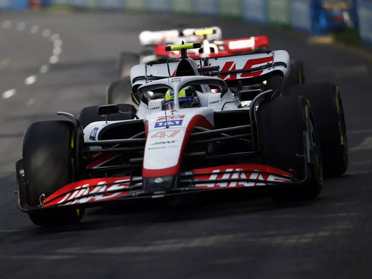 Mick Schumacher wäre unter Safety-Car beinahe in Yuki Tsunoda gekracht Foto zur News: Mick Schumacher: "Mit einem haarscharfen Mist davongekommen"