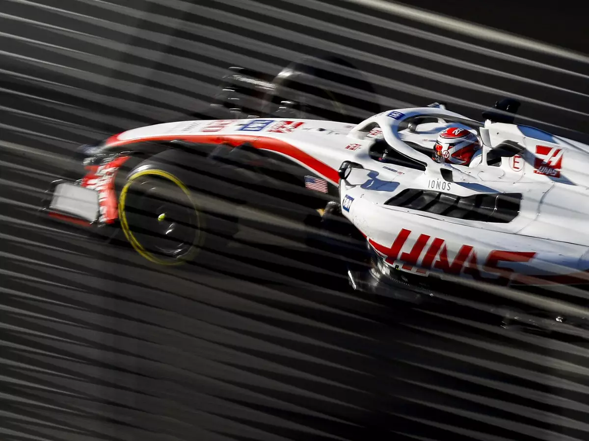 Kevin Magnussen im Haas VF-22 in Melbourne Foto zur News: Kevin Magnussen: Falsche Reifen haben mein Rennen ruiniert