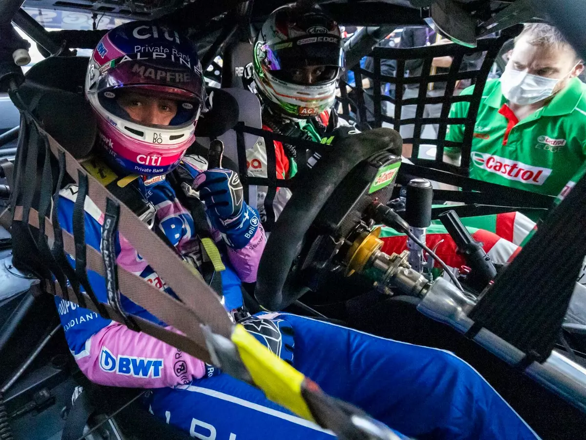 Fernando Alonso im V8-Supercar von Thomas Randle Foto zur News: Alonso und Perez: Supercars-Runden in Melbourne eine Umstellung