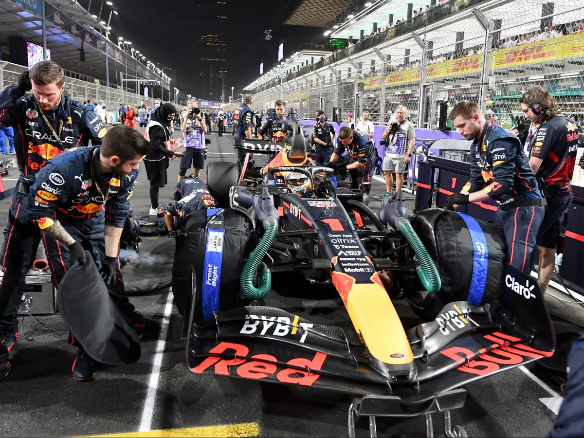 Max Verstappen im Red Bull RB18 in der Startaufstellung mit den Mechanikern Foto zur News: Marc Surer übt Kritik an Red Bull: "Es wurde einfach geschlampt"