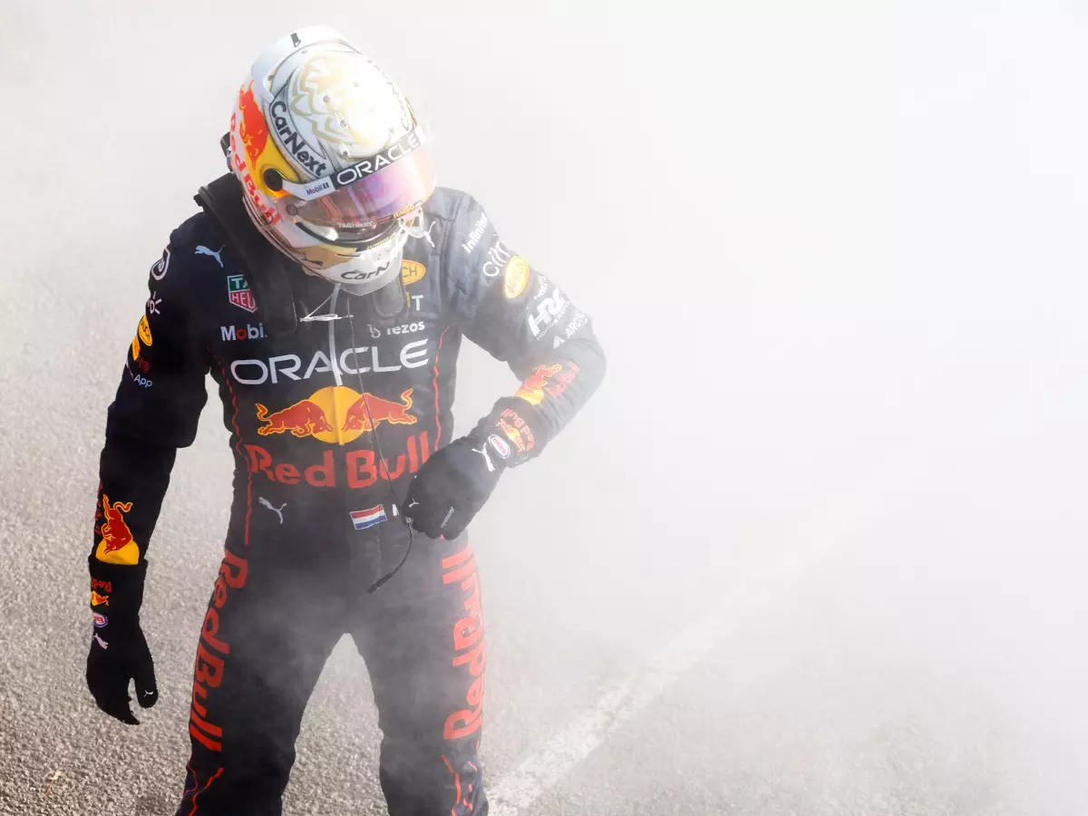 Max Verstappen nach dem Ausfall in Melbourne neben seinem qualmenden Red Bull RB18 Foto zur News: Warum Max Verstappen "gar nicht" an den WM-Titel 2022 denkt