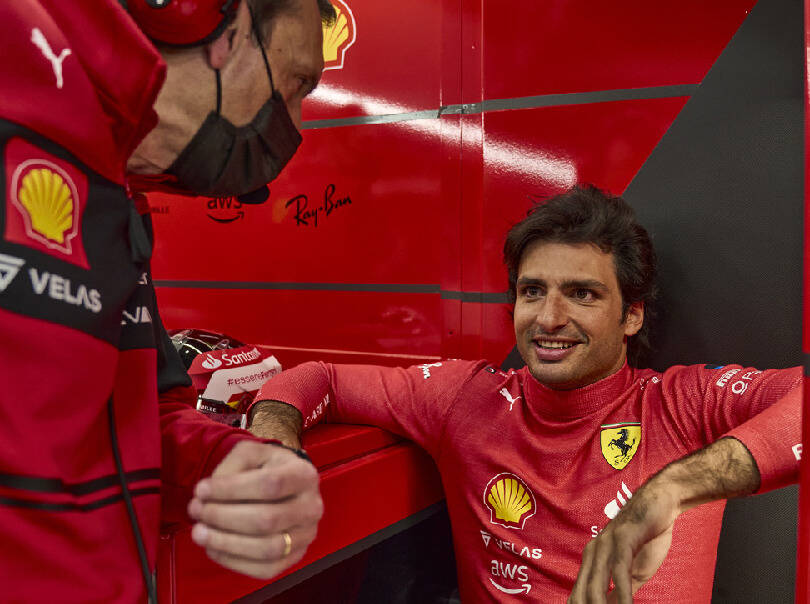Foto zur News: Unstimmigkeiten bei neuem Ferrari-Vertrag? Sainz hat "zu Hause gelacht"