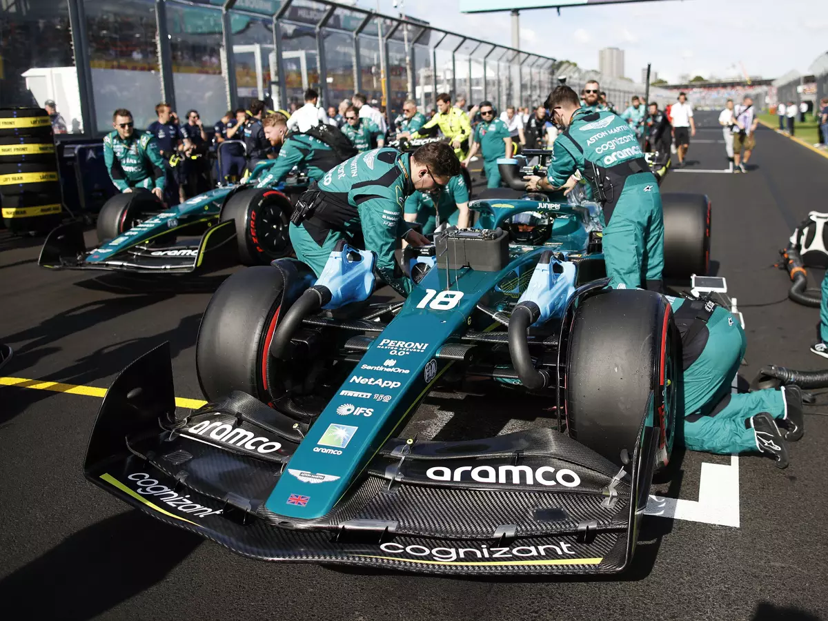 Lance Stroll Foto zur News: Lance Stroll deutet an: Aston Martin hat Formel-1-Saison 2022 abgeschrieben