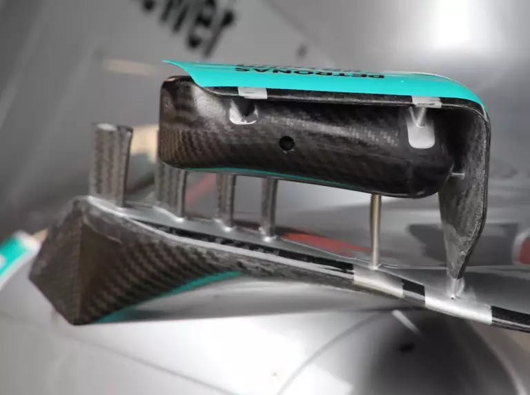 Rückspiegel-Halterung am Mercedes W13 in der Formel-1-Saison 2022 in Imola Foto zur News: Formel-1-Technik: Ferrari ohne Update in Imola, aber Mercedes legt nach