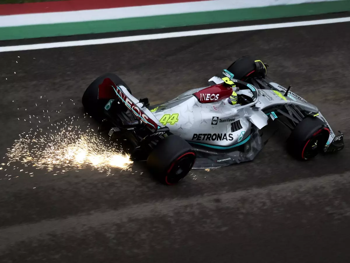 Der Mercedes W13 von Lewis Hamilton schlägt Funken beim Formel-1-Rennen 2022 in Imola Foto zur News: Mercedes erklärt: Was passieren muss, damit der W13 schneller wird
