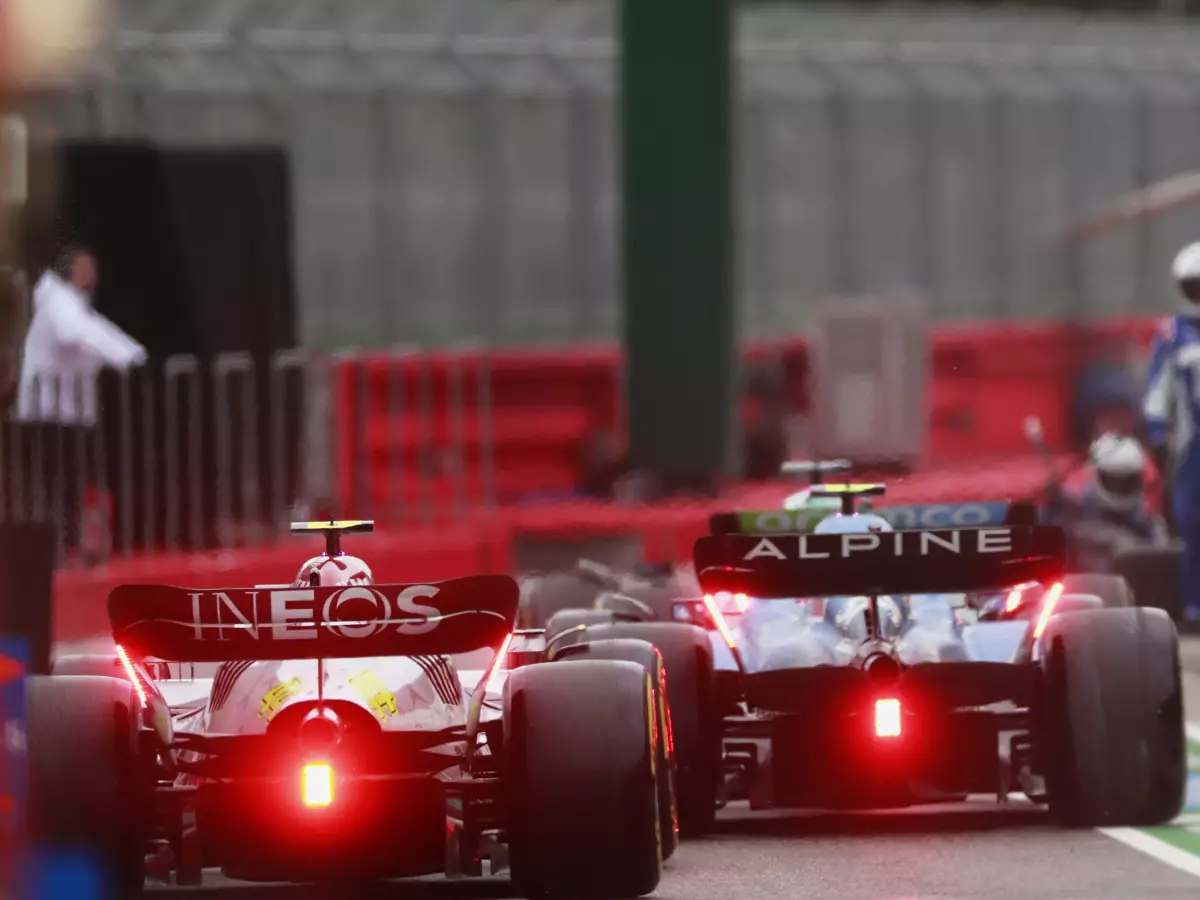 Esteban Ocon, Lewis Hamilton Foto zur News: Druckluftschlauch im Weg: Ocon erklärt Zwischenfall mit Hamilton an der Box