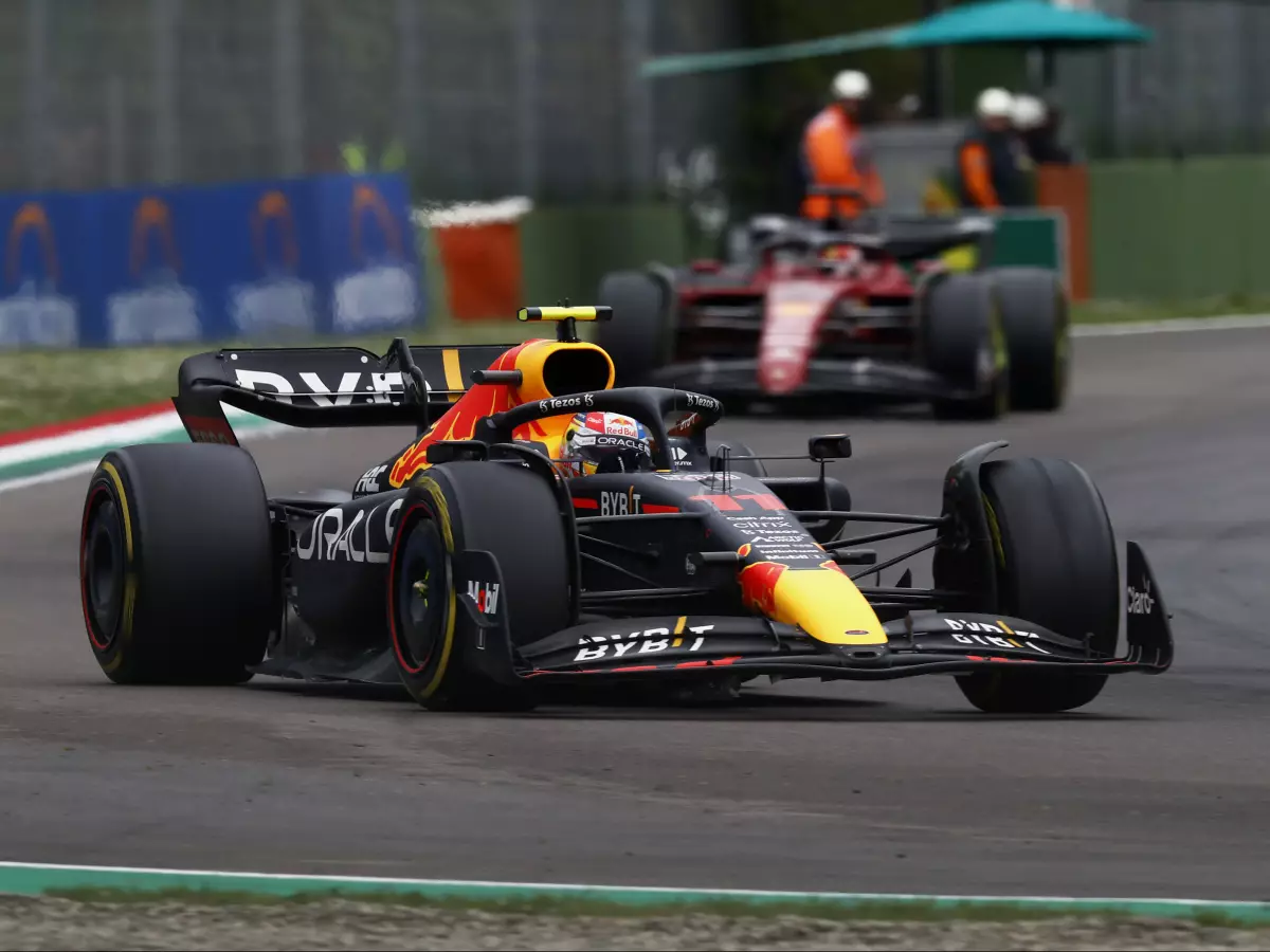 Sergio Perez, Charles Leclerc Foto zur News: Sergio Perez über Duell mit Leclerc: Hatte alles unter Kontrolle bis ...