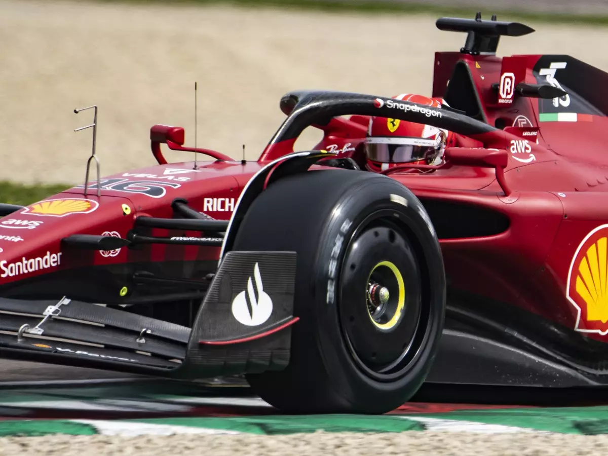 Charles Leclerc beim Pirelli-Reifentest 2022 in Imola im Ferrari F1-75 Foto zur News: Warum die Reifen-Balance 2022 "von Strecke zu Strecke" schwankt