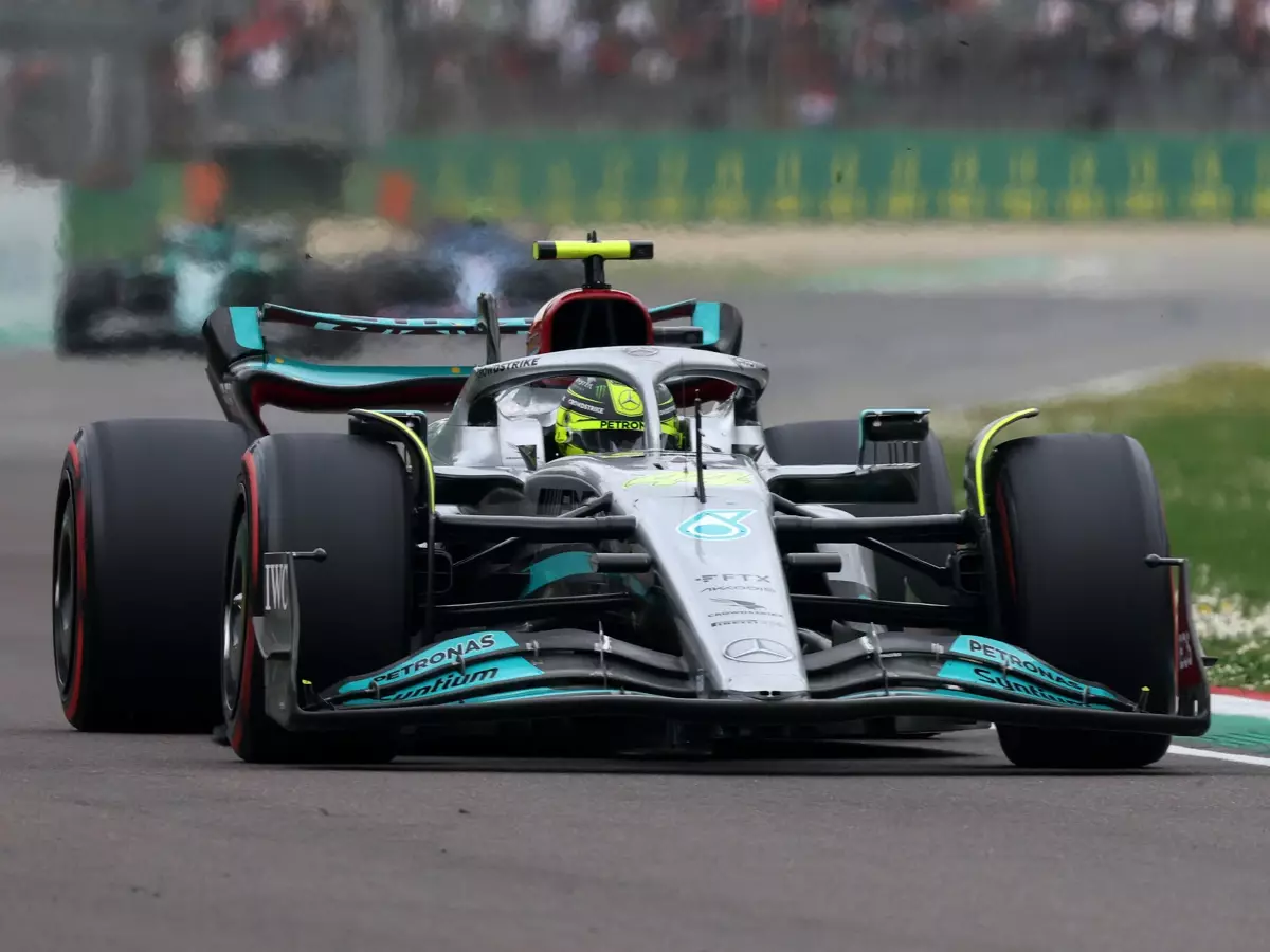 Lewis Hamilton mit aktiviertem Drag-Reduction-System (DRS) in Imola 2022 Foto zur News: Zu viel DRS in der Formel 1? Sebastian Vettel macht einen Vorschlag
