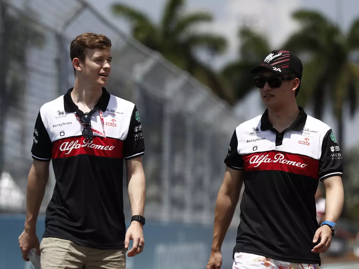Guanyu Zhou, Callum Ilott Foto zur News: Reservistenrolle bei Alfa in Miami: So sieht Callum Ilott seine F1-Chancen