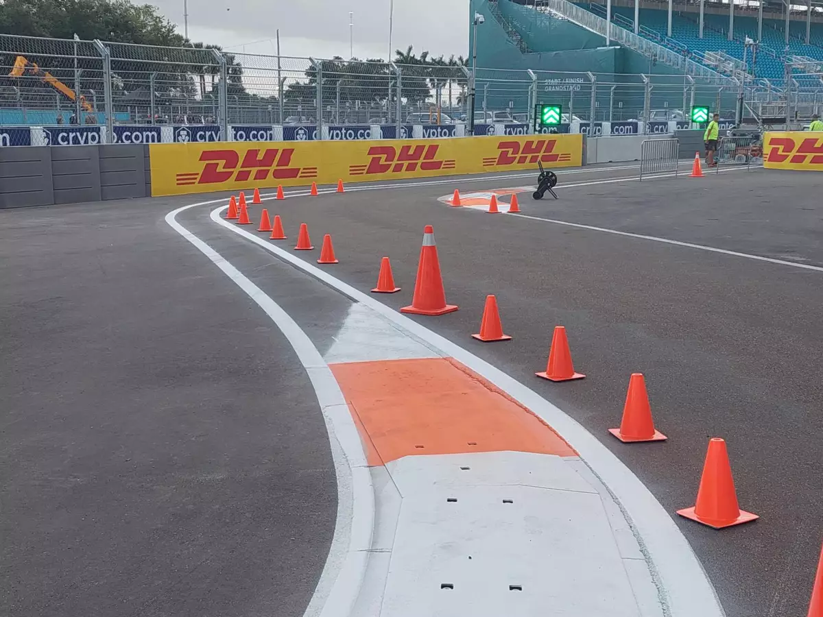 Boxeneinfahrt in Miami Foto zur News: Fiese Schikane mit Randstein: Boxeneinfahrt am Limit?