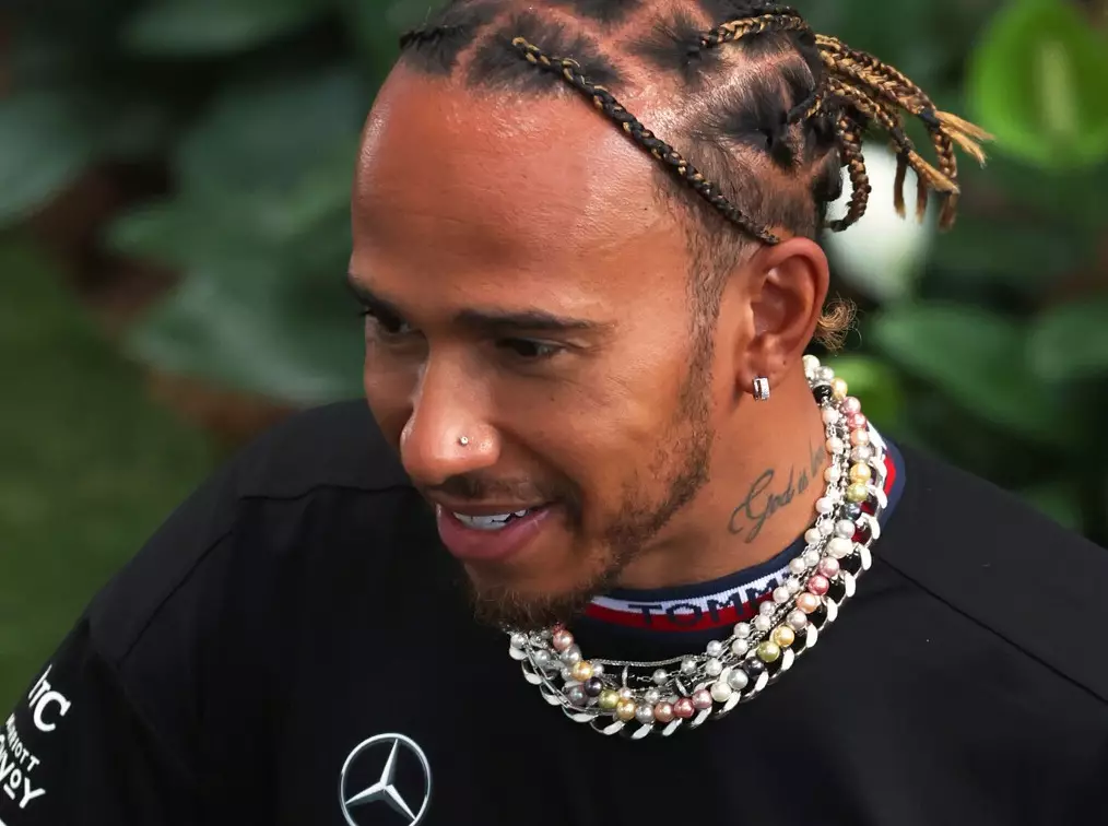 Lewis Hamilton mit Halskette, Ohrring und Nasenpiercing in Miami 2022 Foto zur News: Formel-1-Schmuckverbot: Lewis Hamilton droht mit Boykott!
