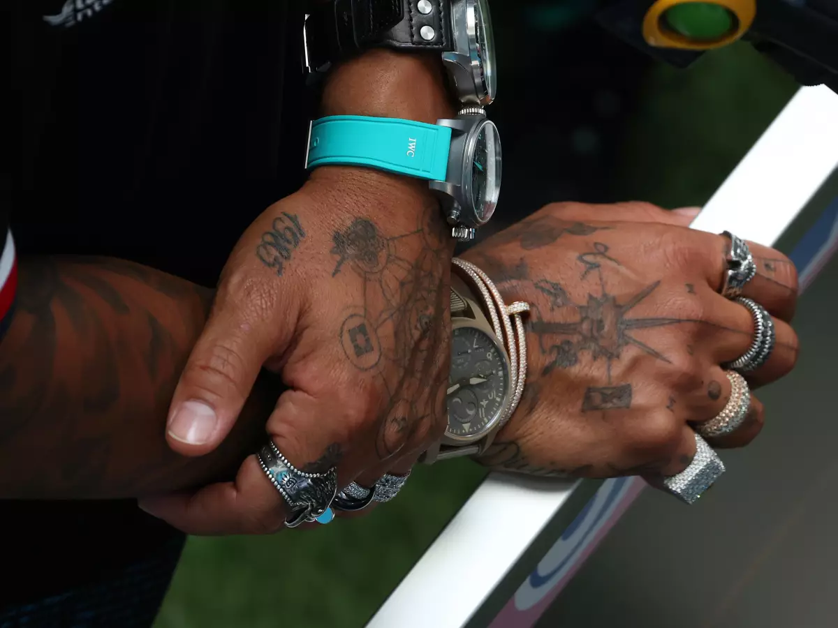 Lewis Hamilton Foto zur News: Uhren zum Schmuckverbot hinzugefügt: F1-Fahrer riskieren 250.000 Euro Strafe