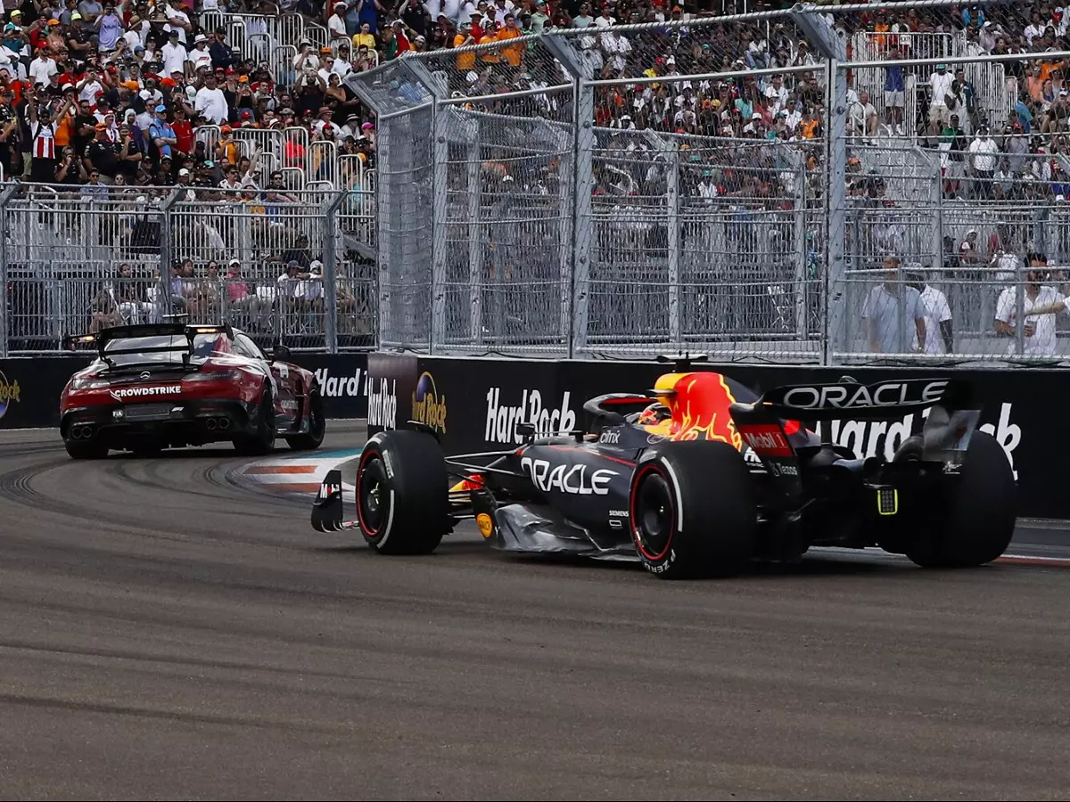 Max Verstappen Foto zur News: Safety-Car-Chance verpasst: Wie Ferrari Red Bull "vom Haken gelassen" hat