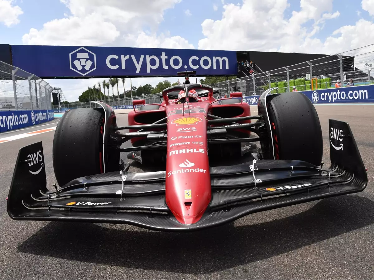 Charles Leclerc Foto zur News: Kampf um jede Hundertstel: Entfernt Ferrari einfach den Klarlack vom F1-75?