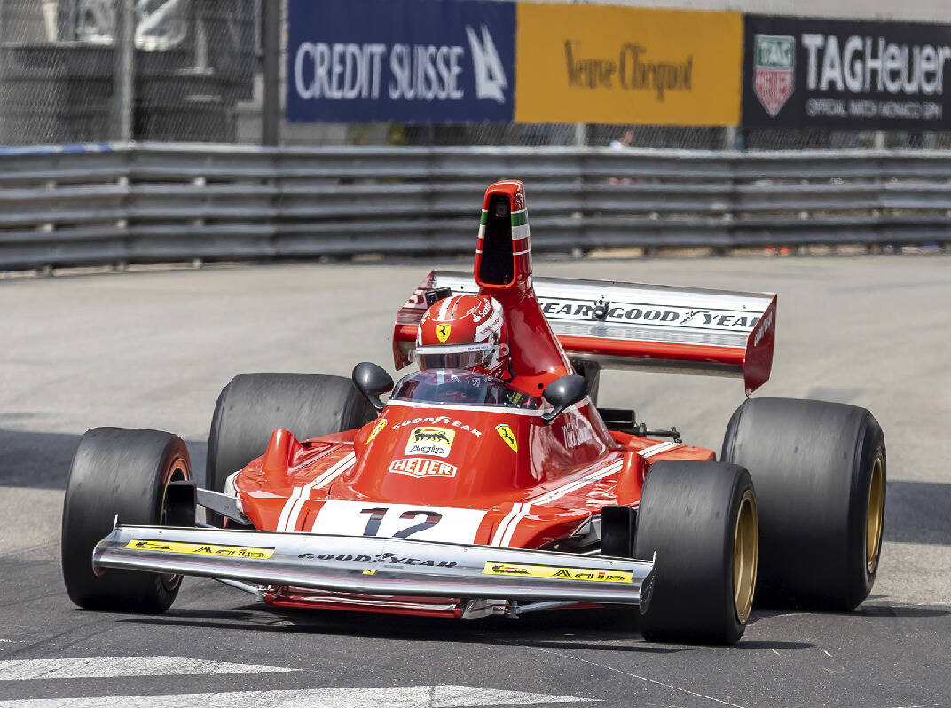 Foto zur News: Historischer Monaco-GP: Charles Leclerc crasht Ferrari von Niki Lauda!