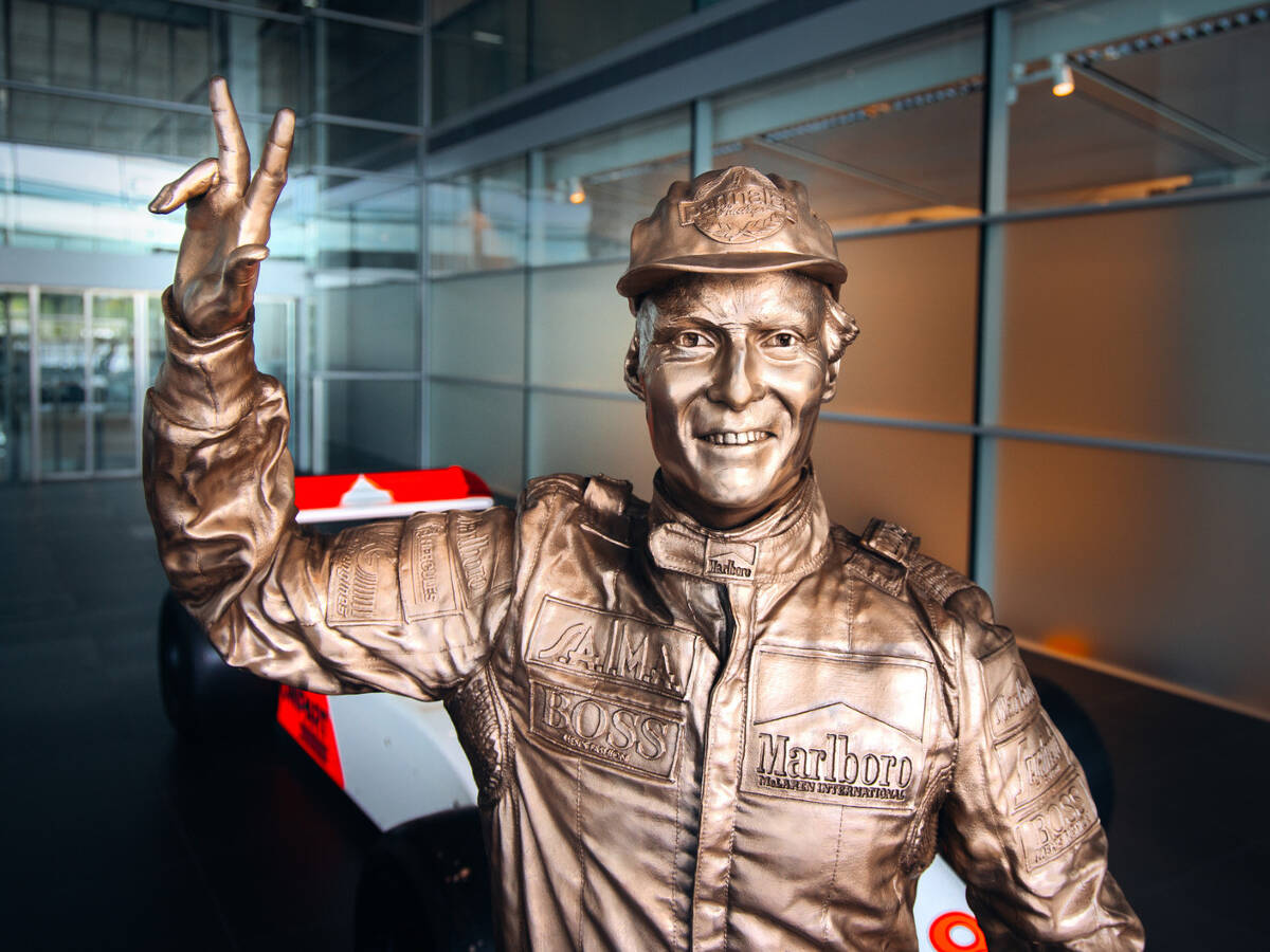 Foto zur News: McLaren ehrt Niki Lauda mit Bronzestatue in der Teamfabrik