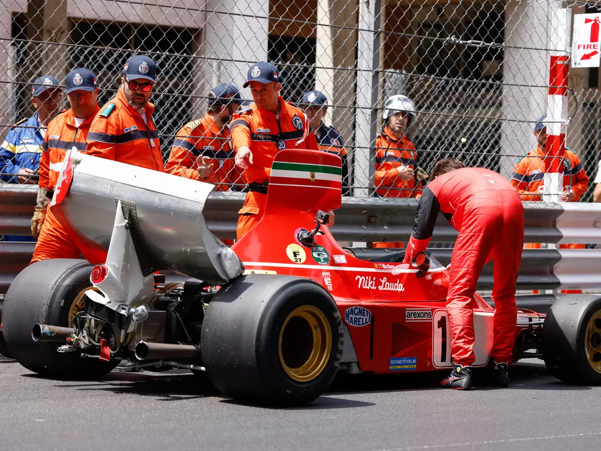 Crash: Charles Leclerc mit dem Ferrari 313B von Niki Lauda aus der F1-Saison 1094 Foto zur News: Nach Crash mit Lauda-Ferrari: Leclerc will historische F1-Fahrten überdenken