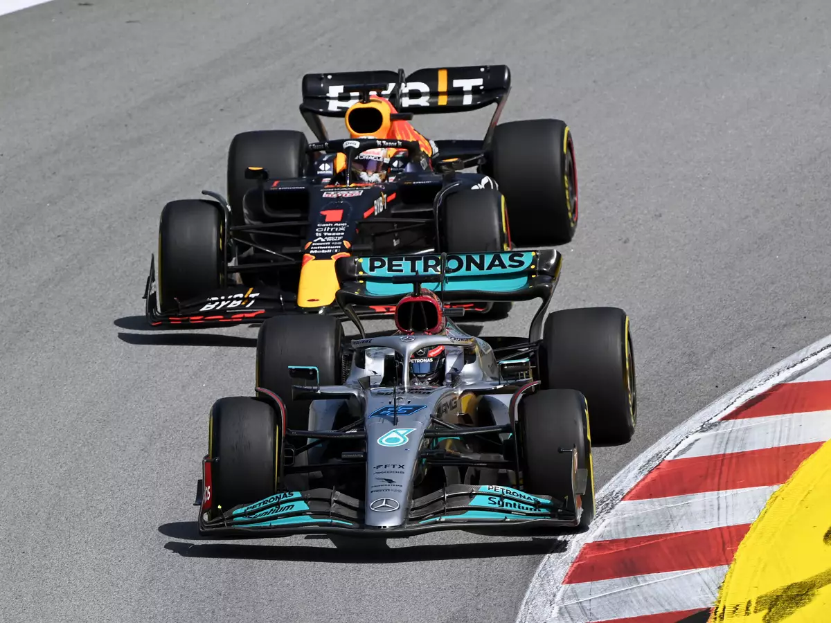 George Russell, Max Verstappen Foto zur News: Warum Hamilton in Barcelona schneller war als Russell
