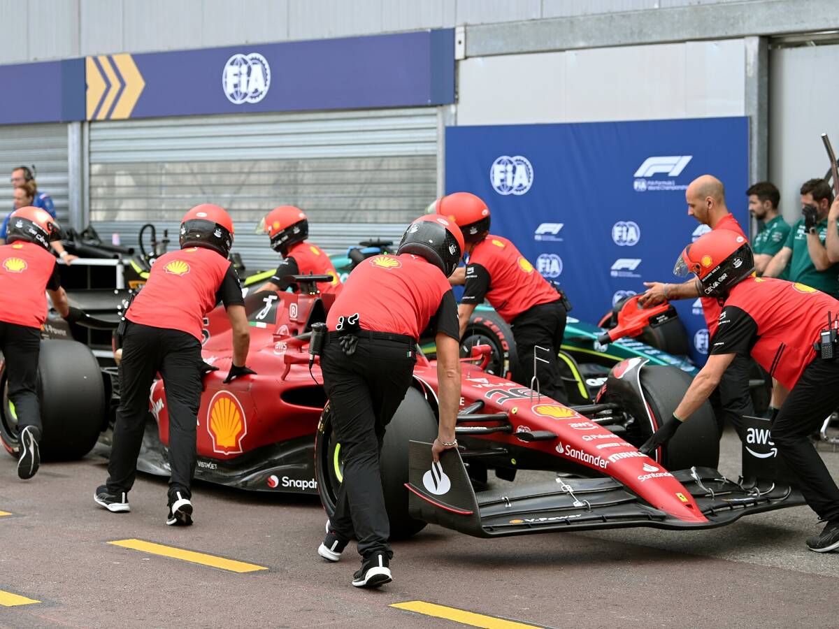 Foto zur News: Wiegen fast verpasst: Ferrari-Team rettet Charles Leclerc vor einer Strafe