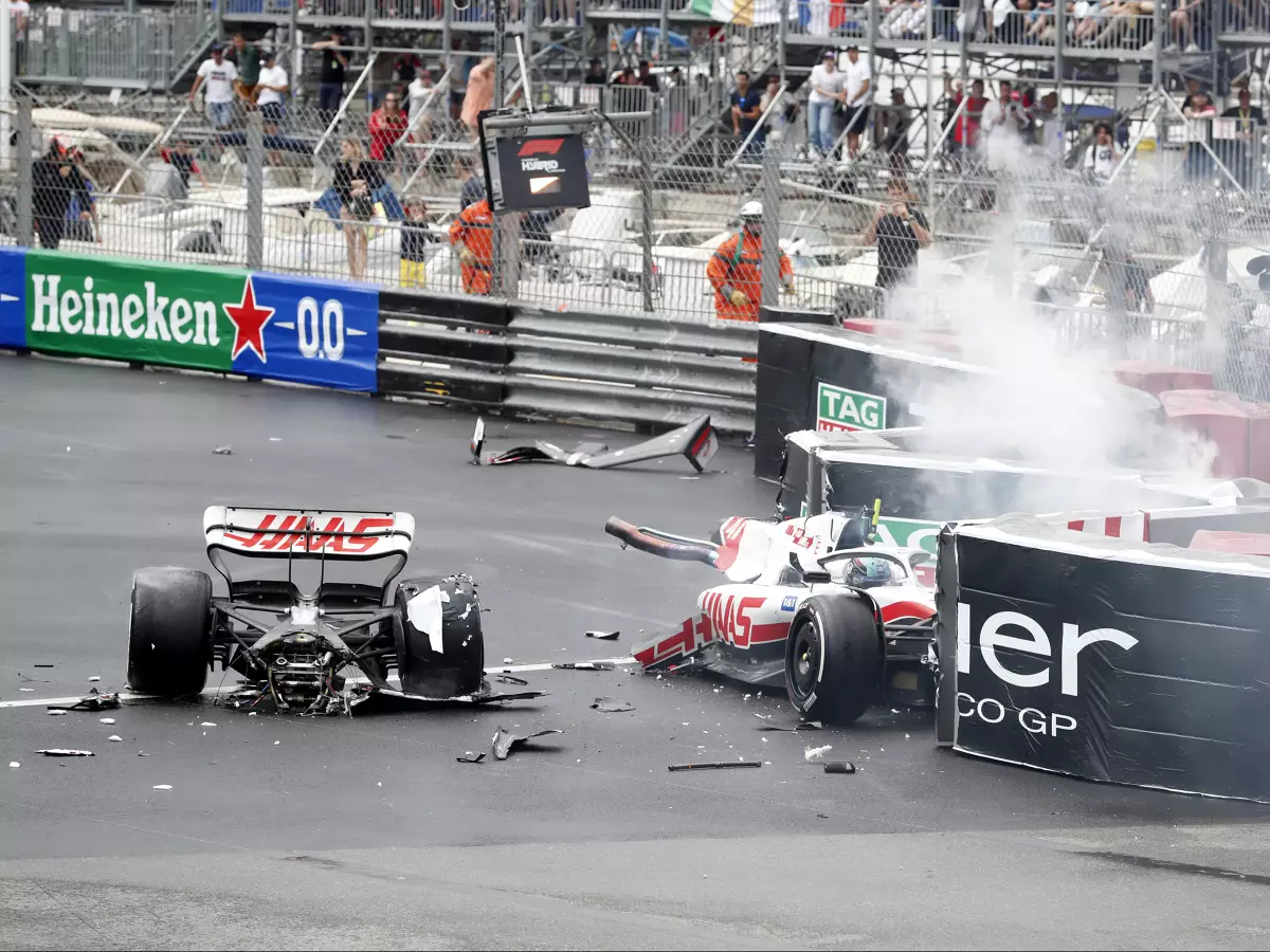 Foto zur News: Mick Schumacher: Wieder Bangen nach Unfall mit zerissenem Chassis