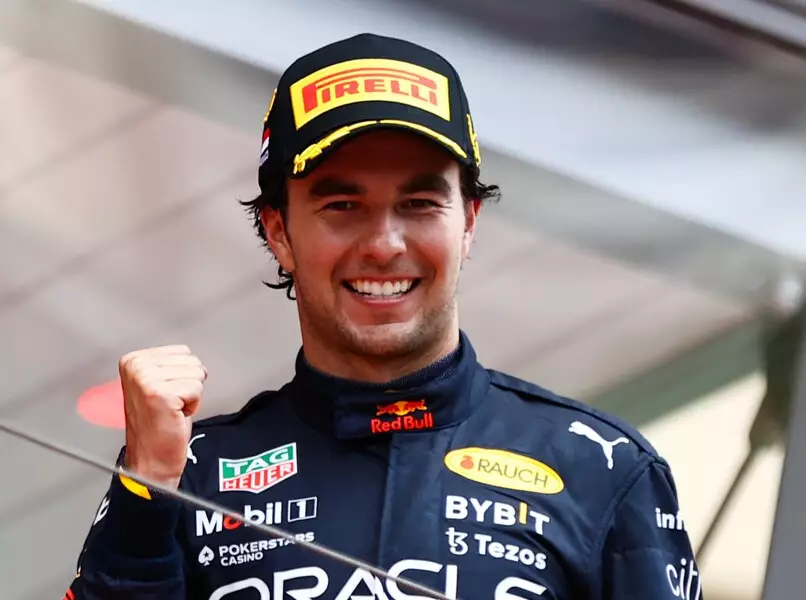 Sergio Perez ballt die Faust nach dem Sieg beim Formel-1-Rennen in Monaco 2022 Foto zur News: Teamchef Horner: Freie Fahrt für Verstappen und Perez in der WM 2022