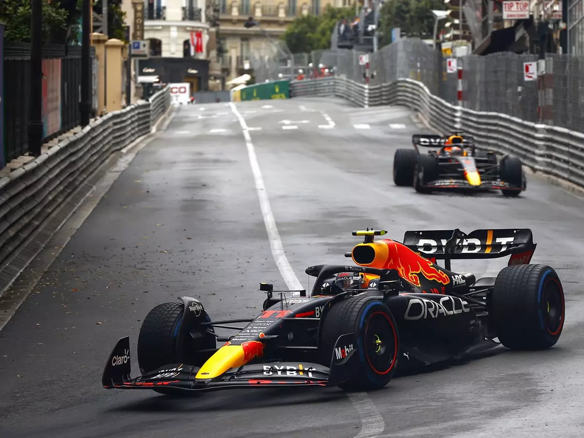 Sergio Perez, Max Verstappen Foto zur News: Red-Bull-Chefingenieur: "Checo fährt in diesem Jahr extrem gut"