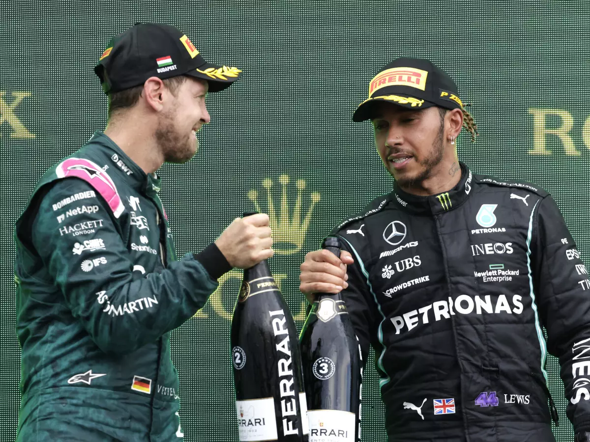 Sebastian Vettel (Aston Martin) und Lewis Hamilton (Mercedes) auf dem Podium beim Formel-1-Rennen in Budapest 2021 Foto zur News: Vettel: Verstehe, dass Hamilton gerade weniger heiß ist als Russell
