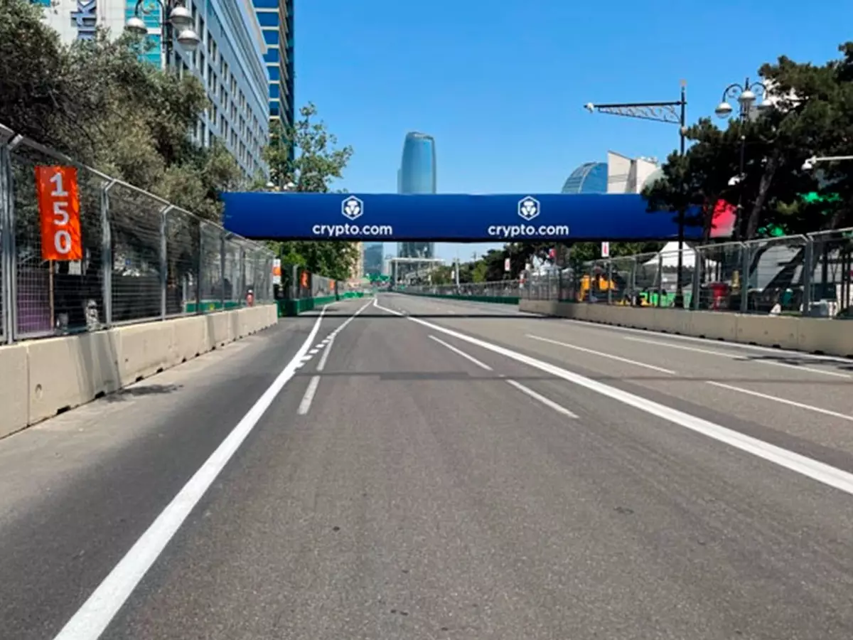 Foto zur News: FIA stellt Limits der Boxeneinfahrt für die Formel 1 in Baku klar