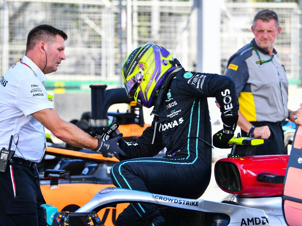 Foto zur News: Schmerzen bei Lewis Hamilton: "Mein Rücken bringt mich um!"