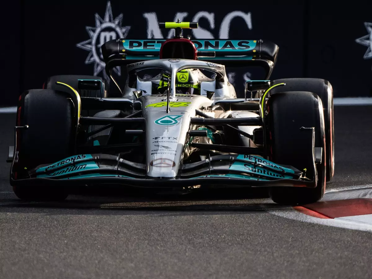 Lewis Hamilton im Mercedes W13 in Baku 2022 Foto zur News: Lewis Hamilton erklärt: Warum er langsamer war als Russell in Baku