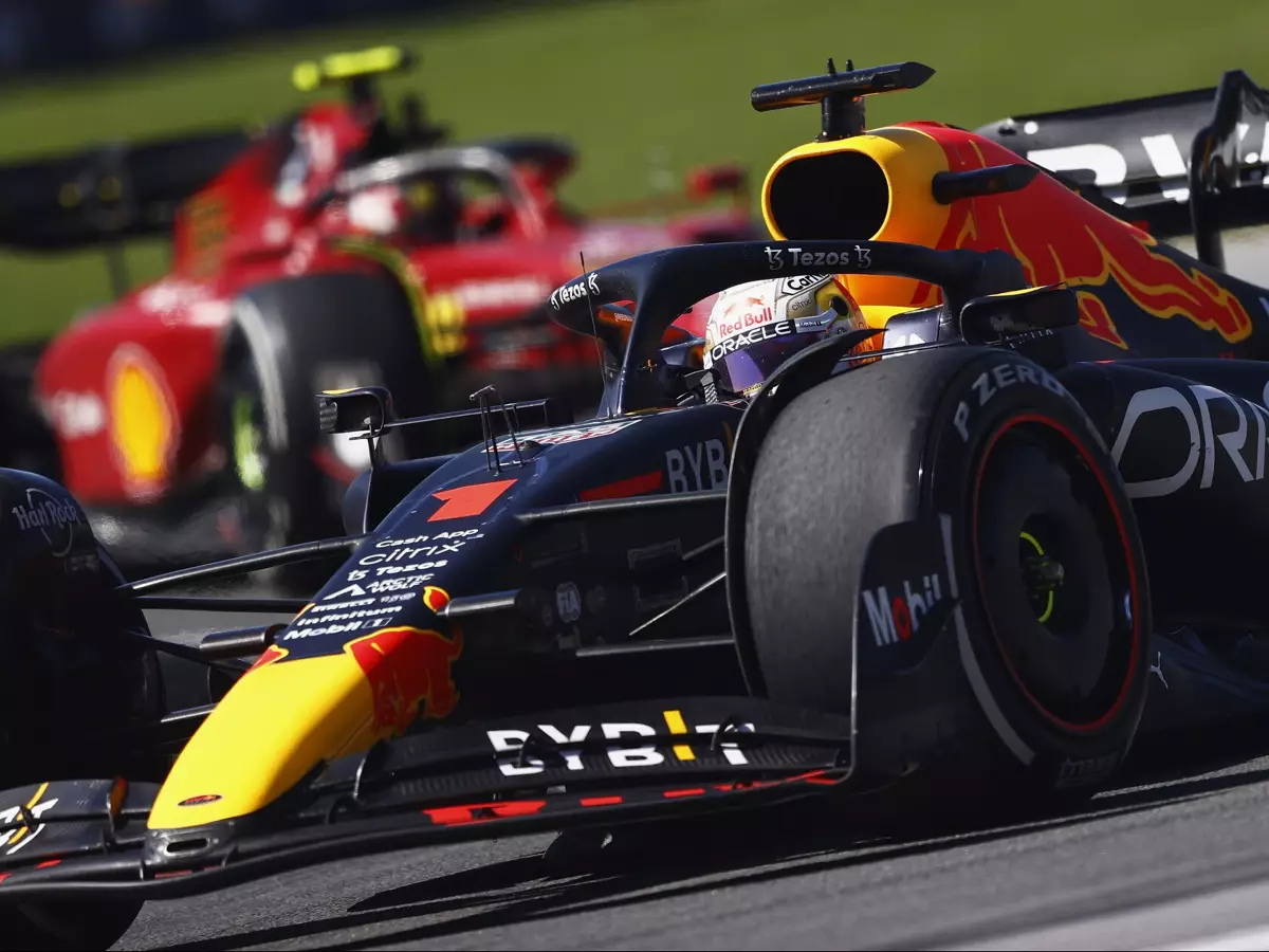 Max Verstappen im Red Bull vor Carlos Sainz im Ferrari beim Kanada-Grand-Prix 2022 Foto zur News: Pirelli: Formel-1-Reifen 2022 funktionieren, aber ...