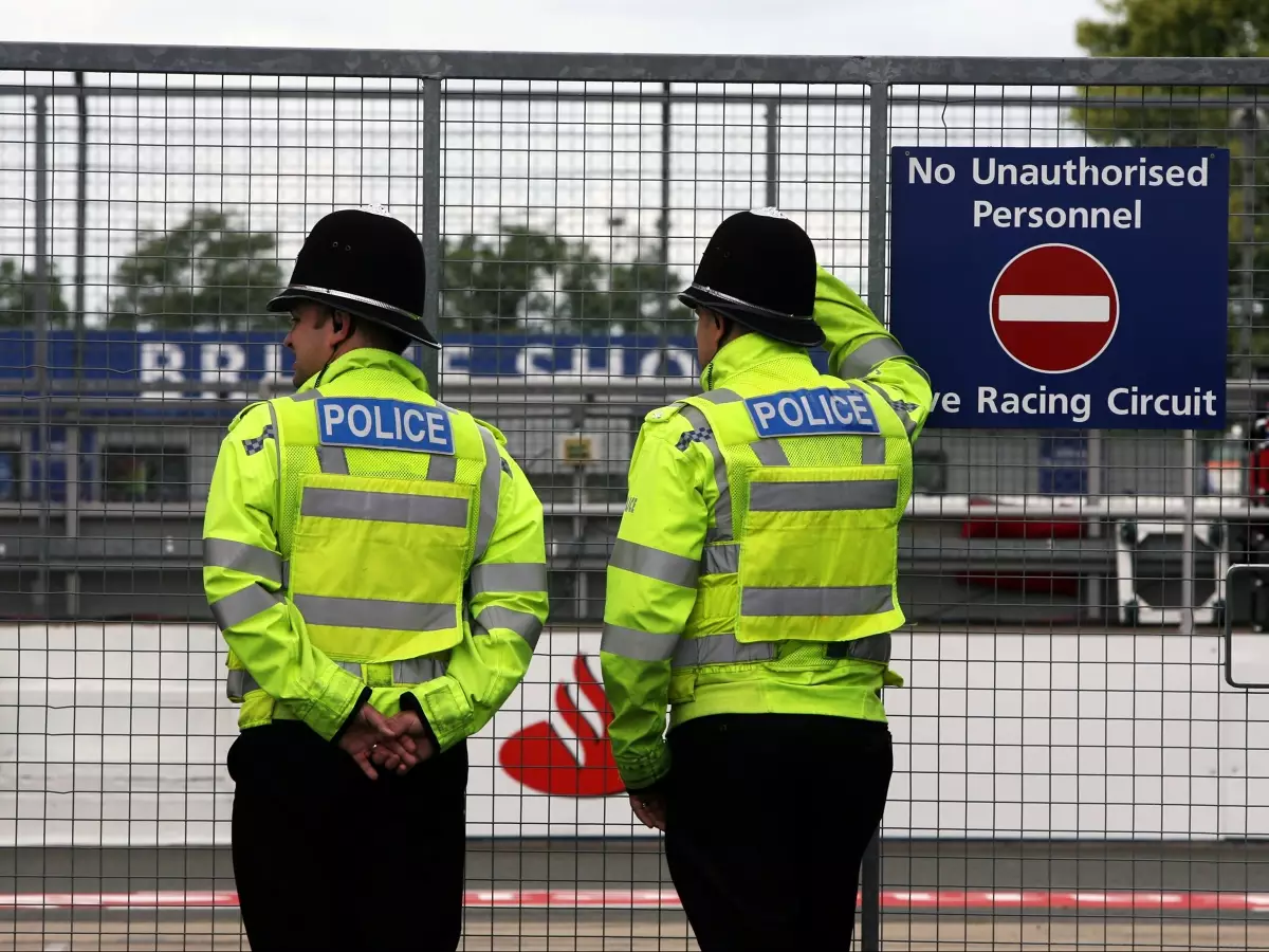 Polizei in Silverstone Foto zur News: Nach 2003 und 2020: Polizei befürchtet erneut Protestaktion in Silverstone