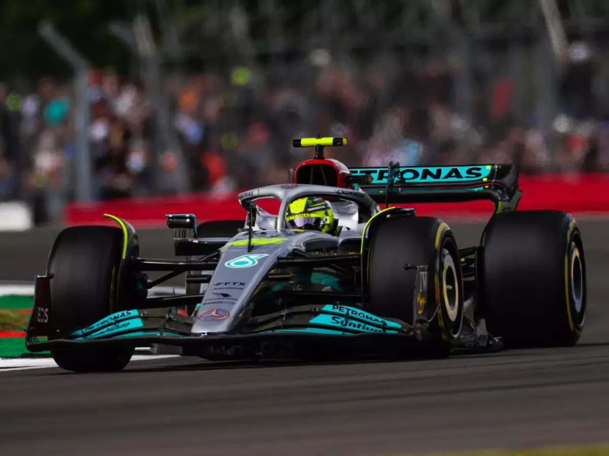 Lewis Hamilton Foto zur News: Mercedes schließt künftige Umstellung auf Red-Bull-Konzept nicht aus