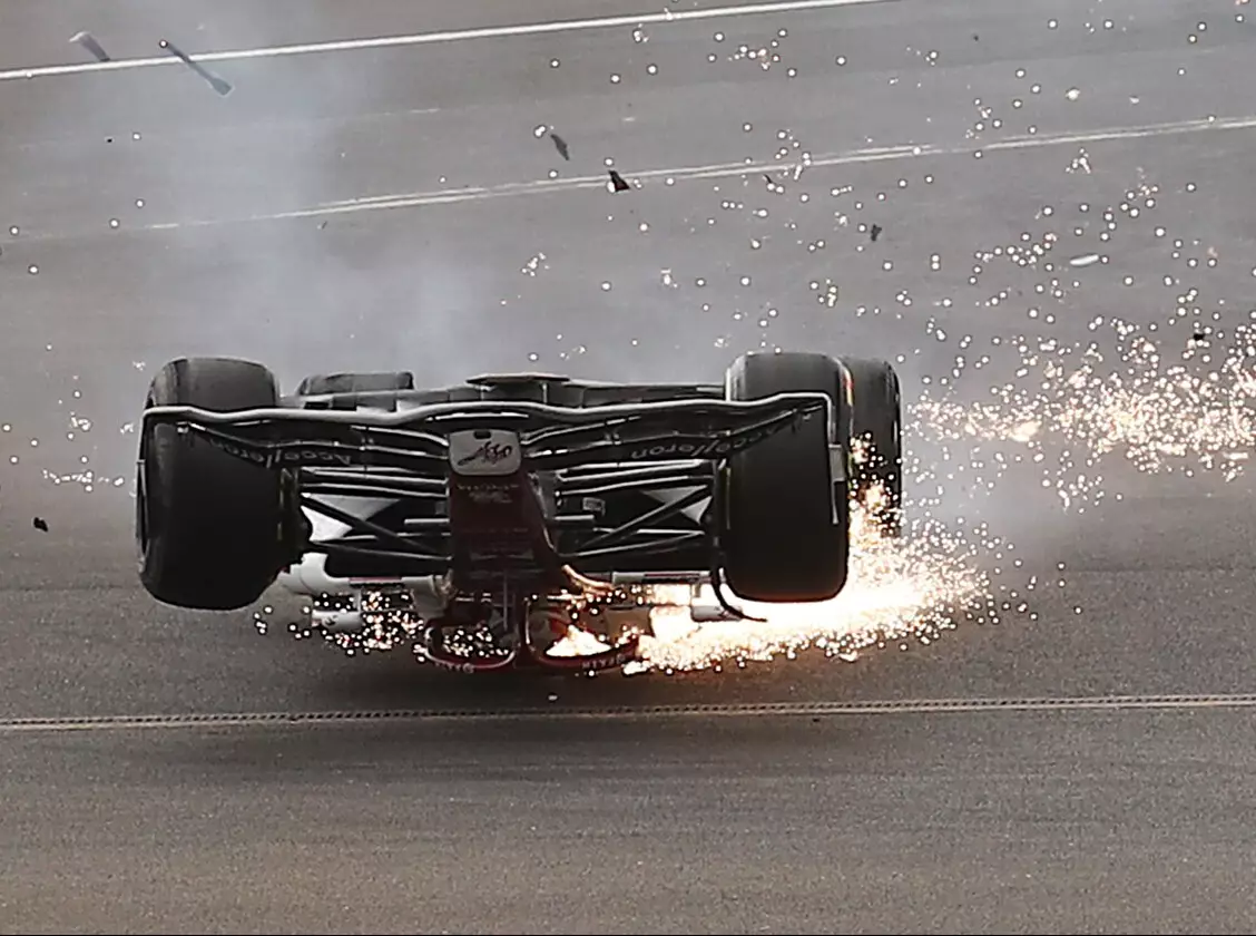 Foto zur News: Guanyu Zhou nach dem Formel-1-Unfall: "Halo hat mich gerettet!"