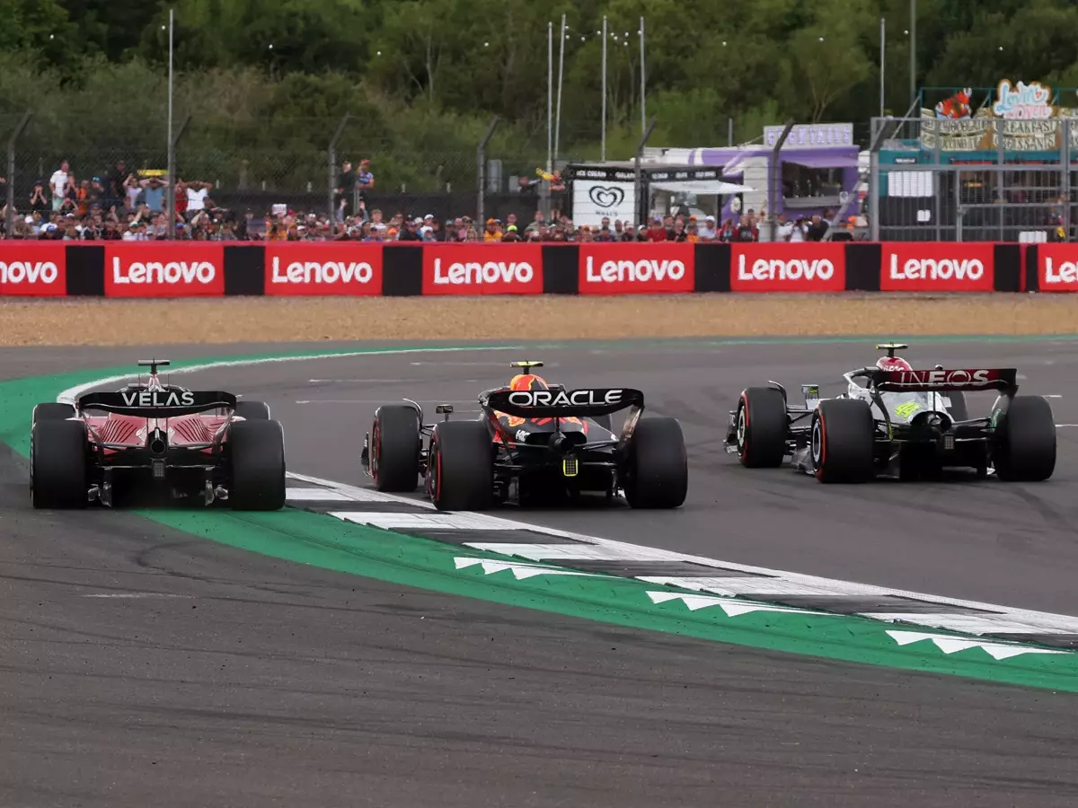 Charles Leclerc, Sergio Perez, Lewis Hamilton Foto zur News: Hart, aber legal: Warum keines der Silverstone-Duelle bestraft wurde