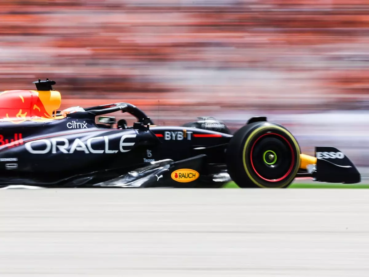 Max Verstappen im Red Bull RB18 beim Formel-1-Rennen in Spielberg 2022 Foto zur News: Red Bull: Flexi-Vorwürfe sind "völliger Blödsinn"