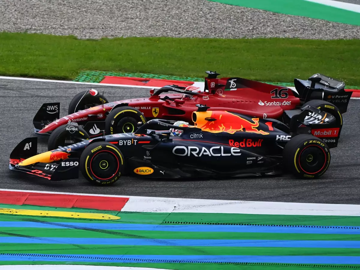 Max Verstappen (Red Bull) und Charles Leclerc (Ferrari) beim Formel-1-Rennen 2022 in Spielberg Foto zur News: Red Bull: Ferrari dank neuem Flügel "auf den Geraden sicher nähergekommen"