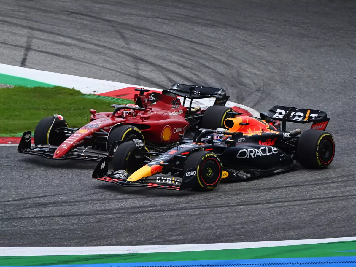 Max Verstappen (Red Bull RB18) und Charles Leclerc (Ferrari F1-75) kämpfen beim Formel-1-Rennen in Spielberg 2022 um die Führung Foto zur News: Charles Leclerc hat für Österreich-Sieg "am Fahrstil gearbeitet"