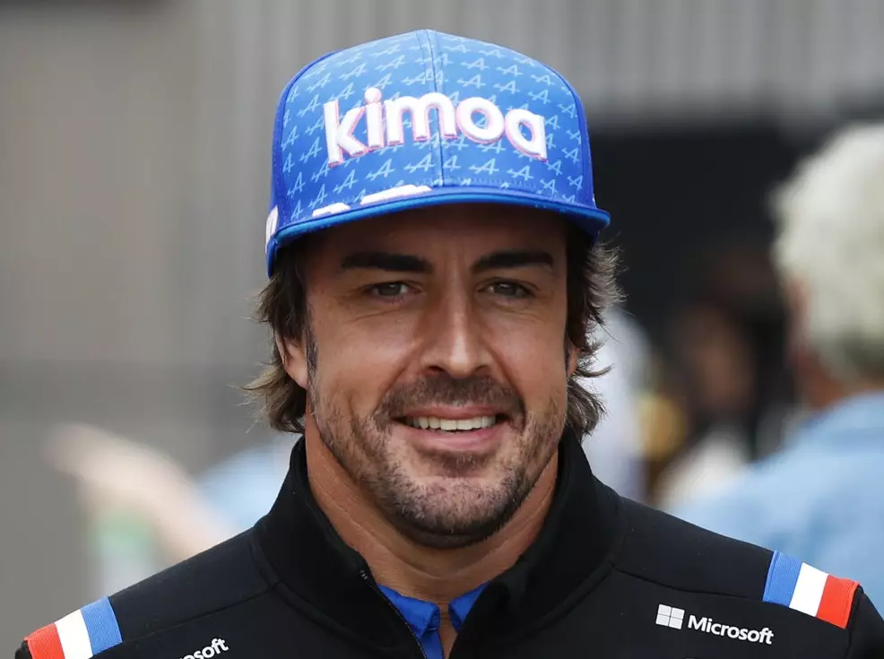 Fernando Alonso Foto zur News: Offiziell: Fernando Alonso wechselt für 2023 zu Aston Martin!